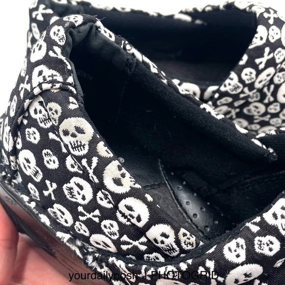 Born b.o.c. skulls and crossbones black and white fabric clogs US 8.5M - Picture 12 of 13